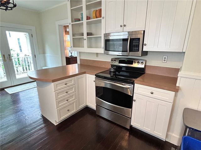 15 Chestnut Street, Newport, RI 02840