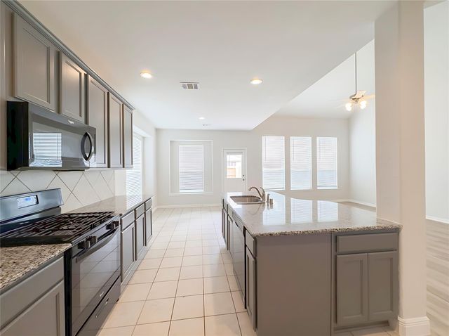 662 W Linnwood Drive, Woodbranch, TX 77357