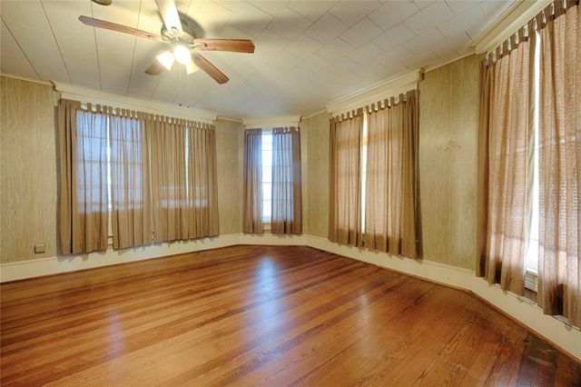 705 Baumgarten Street, Schulenburg, TX 78956