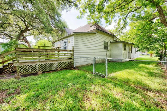 705 Baumgarten Street, Schulenburg, TX 78956