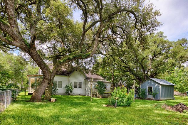 705 Baumgarten Street, Schulenburg, TX 78956