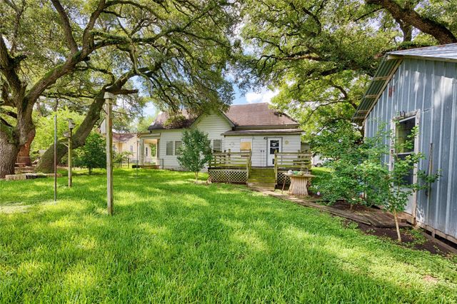 705 Baumgarten Street, Schulenburg, TX 78956