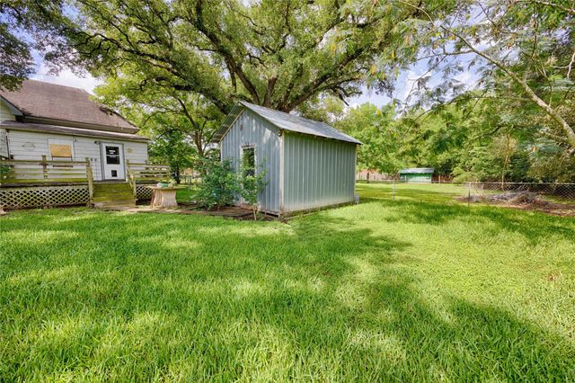 705 Baumgarten Street, Schulenburg, TX 78956