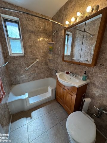 7261 113th St Apt 3C, New York City, NY 11375