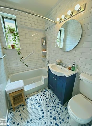 7261 113th St Apt 3C, New York City, NY 11375