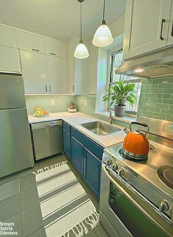 7261 113th St Apt 3C, New York City, NY 11375
