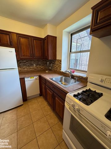 7261 113th St Apt 3C, New York City, NY 11375