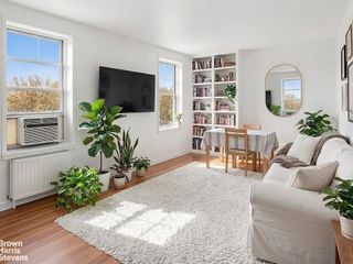 7261 113th St Apt 3C, New York City, NY 11375