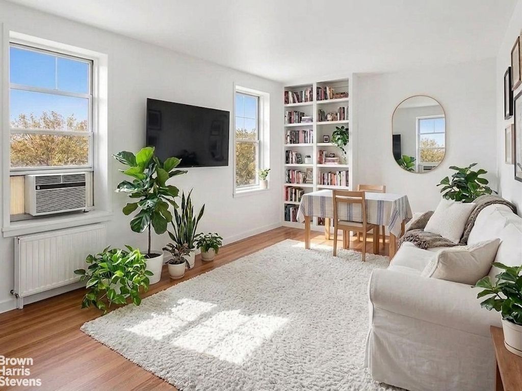 7261 113th St Apt 3C, New York City, NY 11375