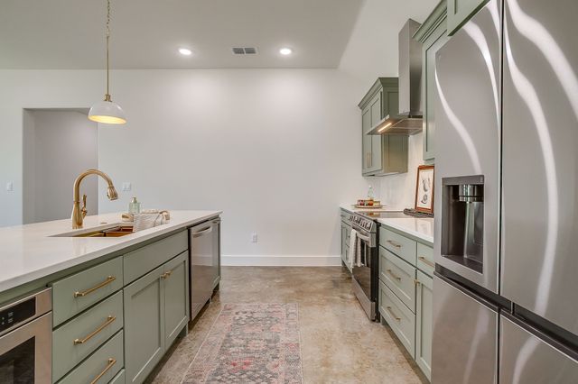 106 Cardinal Woods Court, Granbury, TX 76049