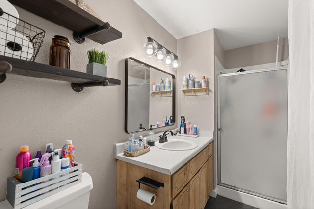 2190 Delta Waters Road, Medford, OR 97504