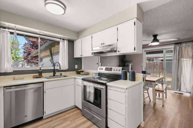 2190 Delta Waters Road, Medford, OR 97504