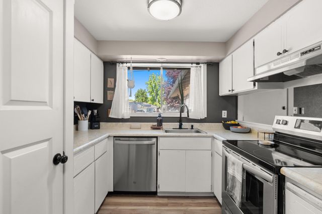 2190 Delta Waters Road, Medford, OR 97504