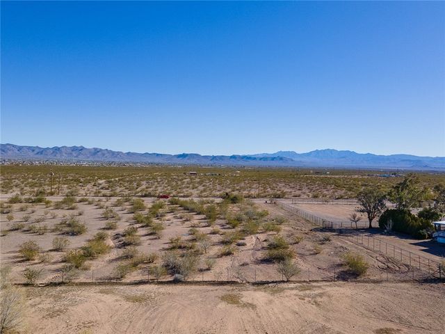 897 S Estrella Road, Golden Valley, AZ 86413