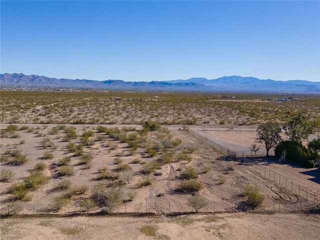 897 S Estrella Road, Golden Valley, AZ 86413