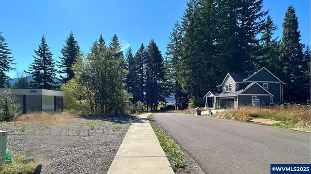 295 Janice Ct, Detroit, OR 97342