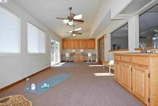 3585 Deer Park Ct, Hayward, CA 94542