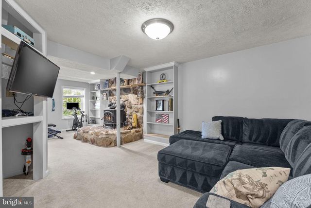 1515 DESERT RD, Reva, VA 22735