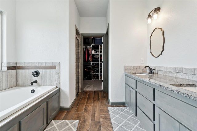 7622 NE Highland Hills Dr, Elgin, OK 73538