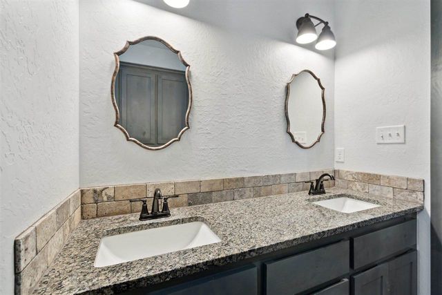 7622 NE Highland Hills Dr, Elgin, OK 73538