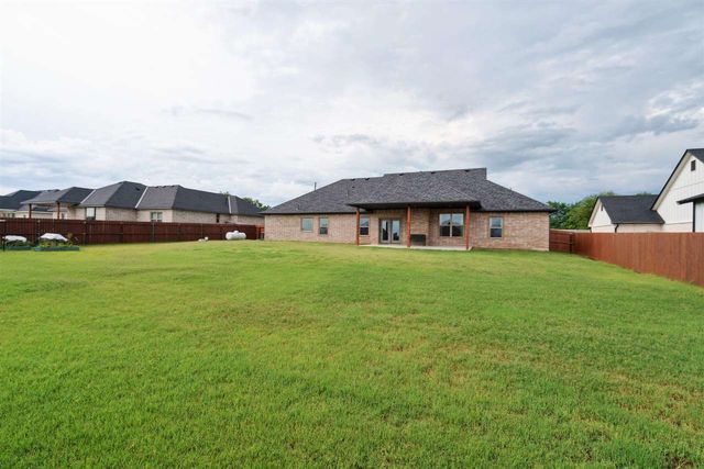 7622 NE Highland Hills Dr, Elgin, OK 73538