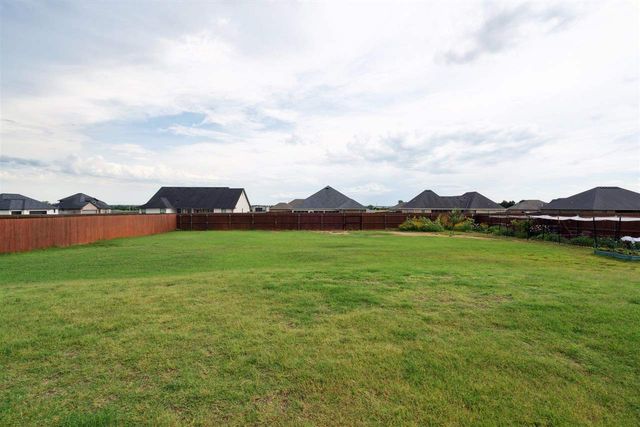 7622 NE Highland Hills Dr, Elgin, OK 73538