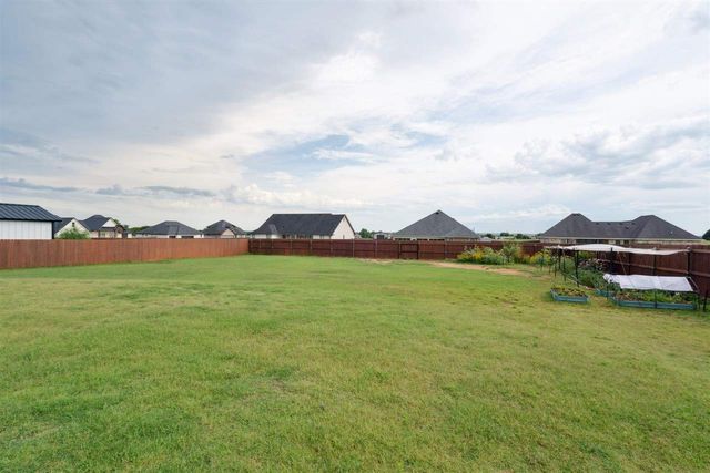 7622 NE Highland Hills Dr, Elgin, OK 73538