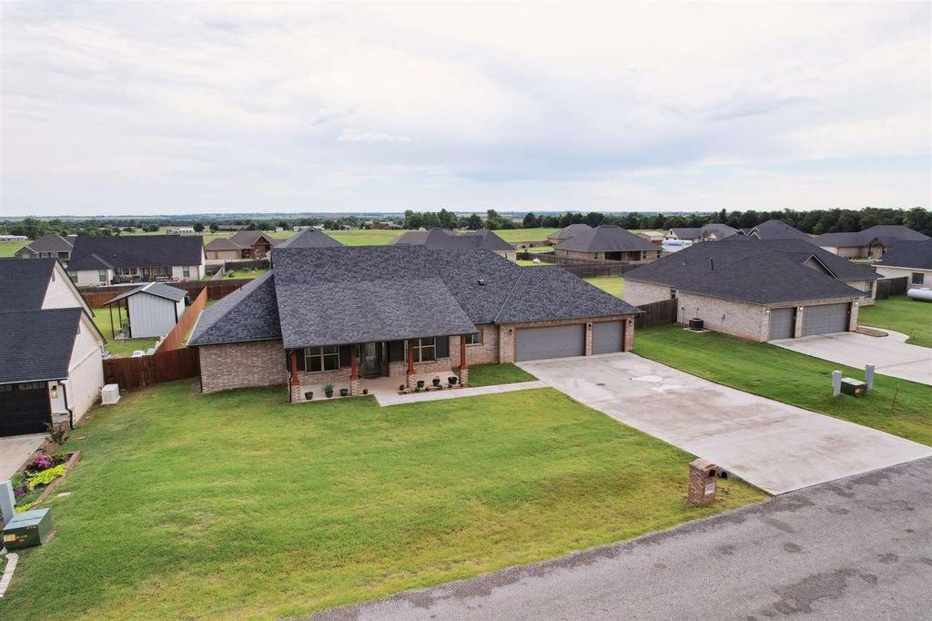 7622 NE Highland Hills Dr, Elgin, OK 73538