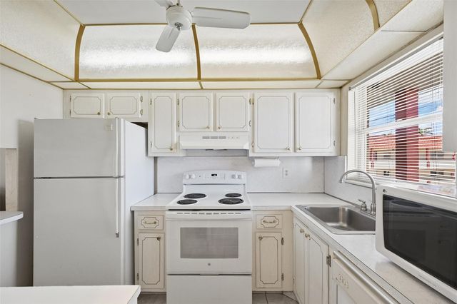 8040 N Sunrise Lakes Drive 303, Fort Lauderdale, FL 33322