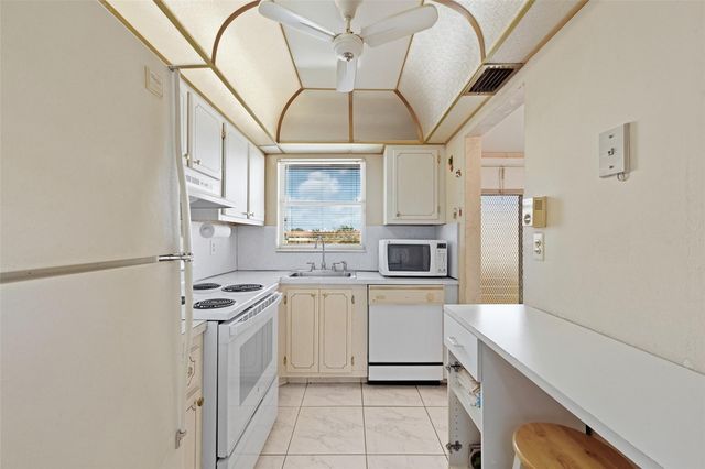 8040 N Sunrise Lakes Drive 303, Fort Lauderdale, FL 33322