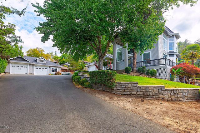 921 NE Beacon Drive, Grants Pass, OR 97526