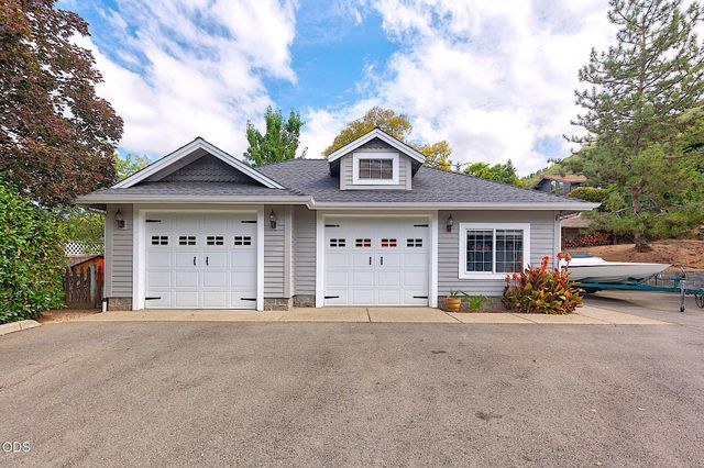 921 NE Beacon Drive, Grants Pass, OR 97526