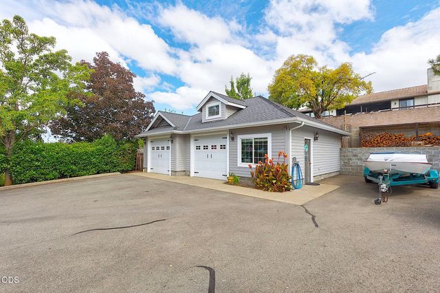 921 NE Beacon Drive, Grants Pass, OR 97526