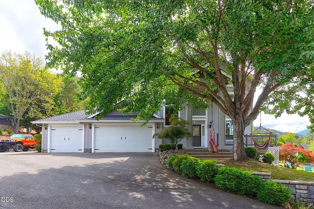 921 NE Beacon Drive, Grants Pass, OR 97526