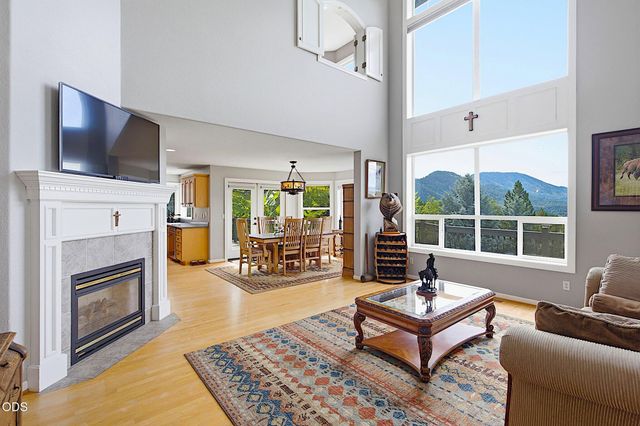 921 NE Beacon Drive, Grants Pass, OR 97526