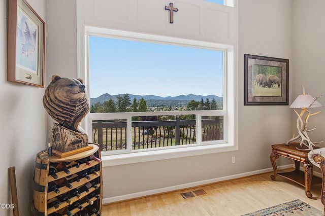 921 NE Beacon Drive, Grants Pass, OR 97526