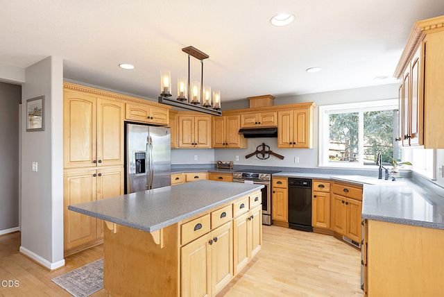 921 NE Beacon Drive, Grants Pass, OR 97526