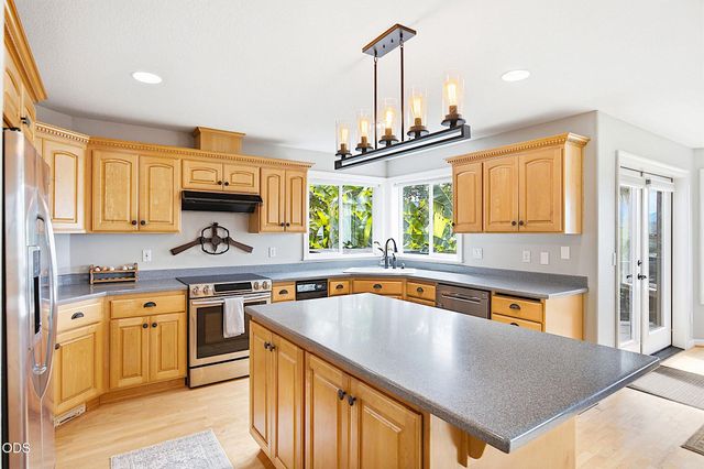 921 NE Beacon Drive, Grants Pass, OR 97526