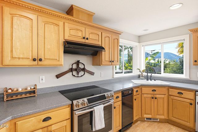 921 NE Beacon Drive, Grants Pass, OR 97526