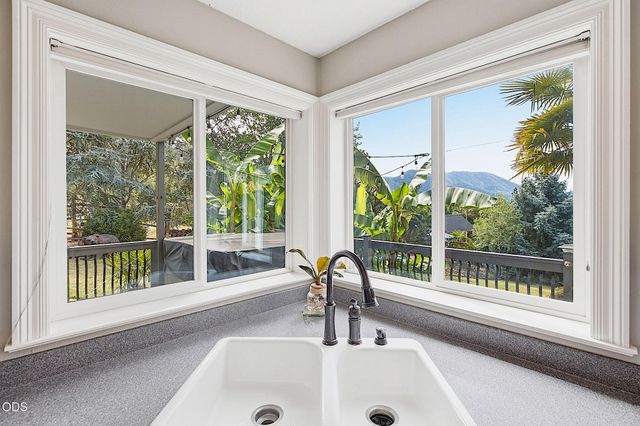 921 NE Beacon Drive, Grants Pass, OR 97526