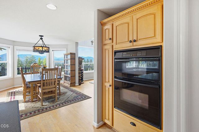 921 NE Beacon Drive, Grants Pass, OR 97526