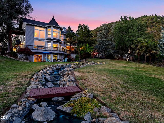921 NE Beacon Drive, Grants Pass, OR 97526
