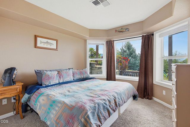 921 NE Beacon Drive, Grants Pass, OR 97526