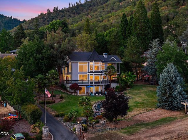 921 NE Beacon Drive, Grants Pass, OR 97526