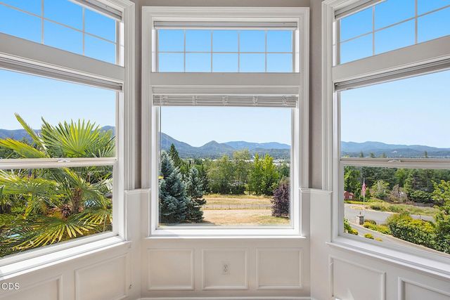 921 NE Beacon Drive, Grants Pass, OR 97526
