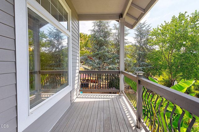 921 NE Beacon Drive, Grants Pass, OR 97526