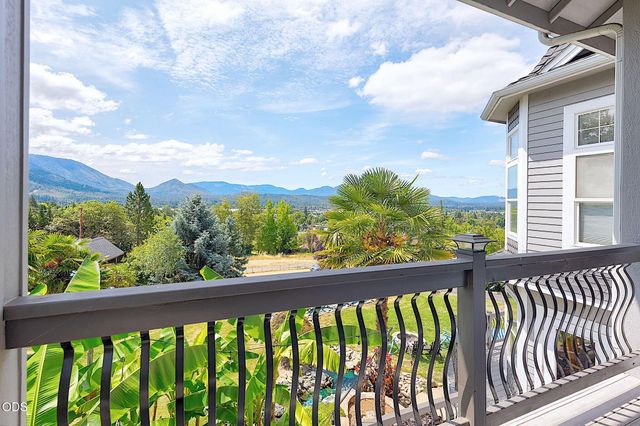 921 NE Beacon Drive, Grants Pass, OR 97526