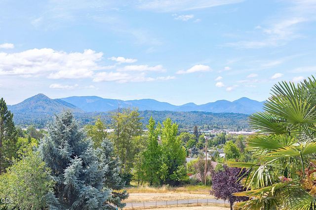 921 NE Beacon Drive, Grants Pass, OR 97526