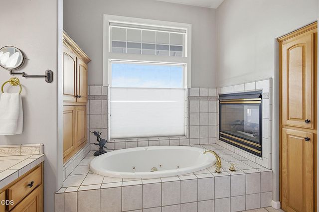 921 NE Beacon Drive, Grants Pass, OR 97526