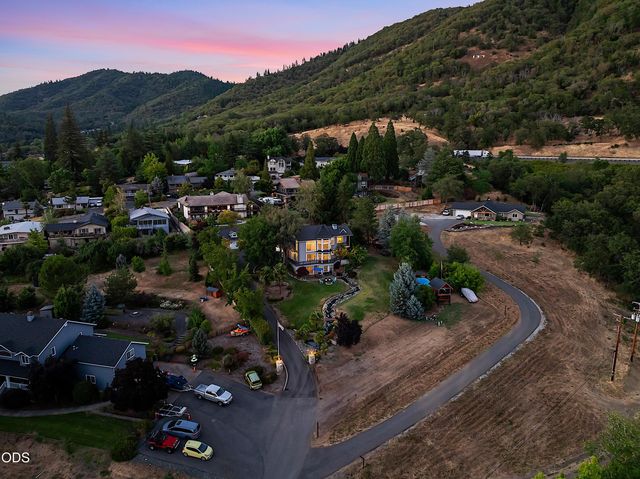 921 NE Beacon Drive, Grants Pass, OR 97526